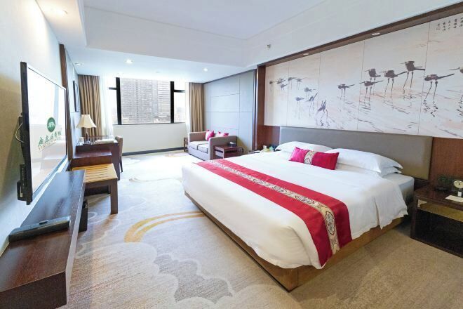 Minibar, in-room safe, desk, iron/ironing board