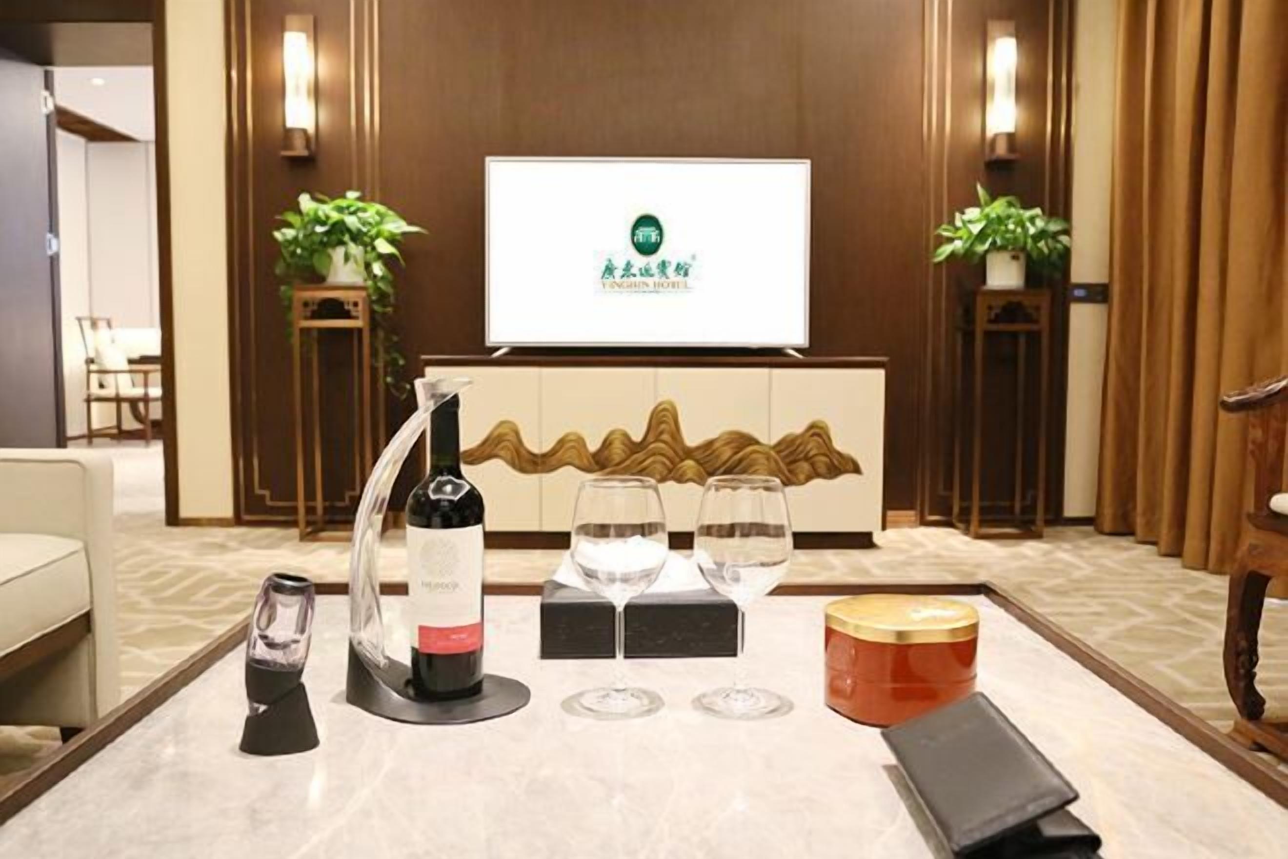 Minibar, brankas, meja kerja, dan setrika/meja setrika