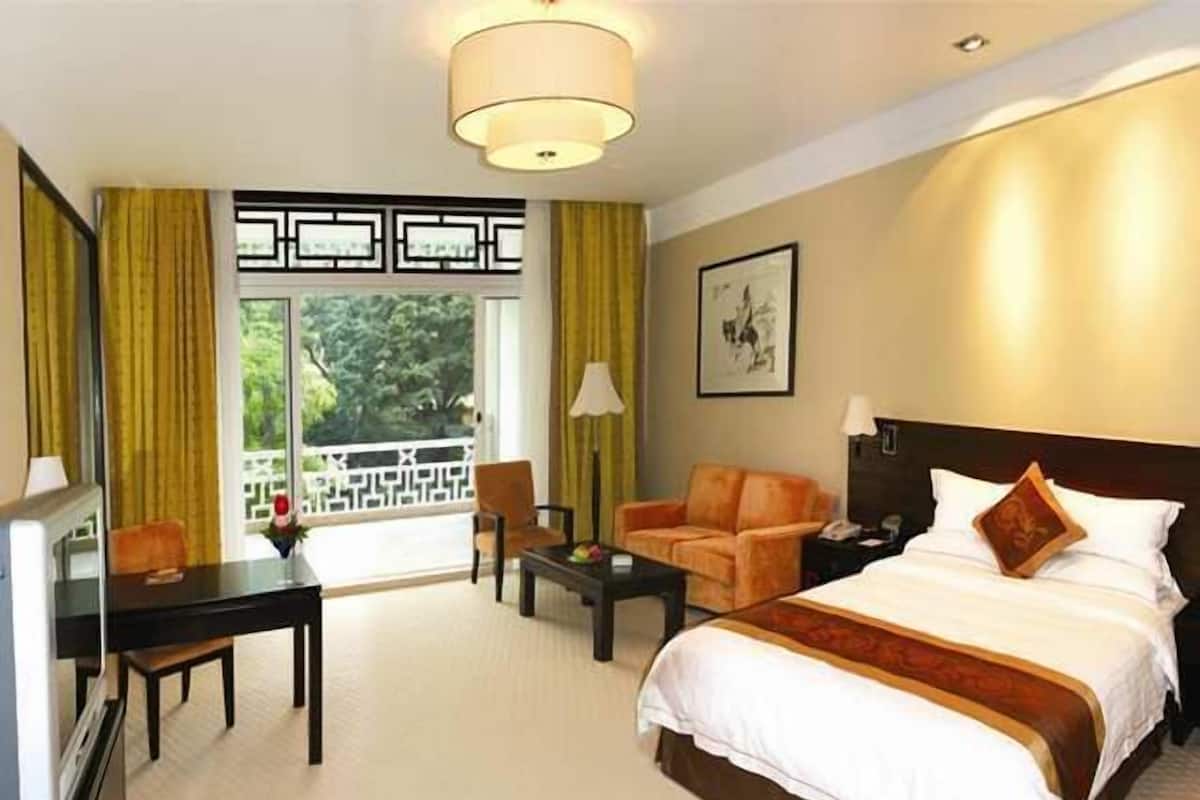 Minibar, in-room safe, desk, iron/ironing board
