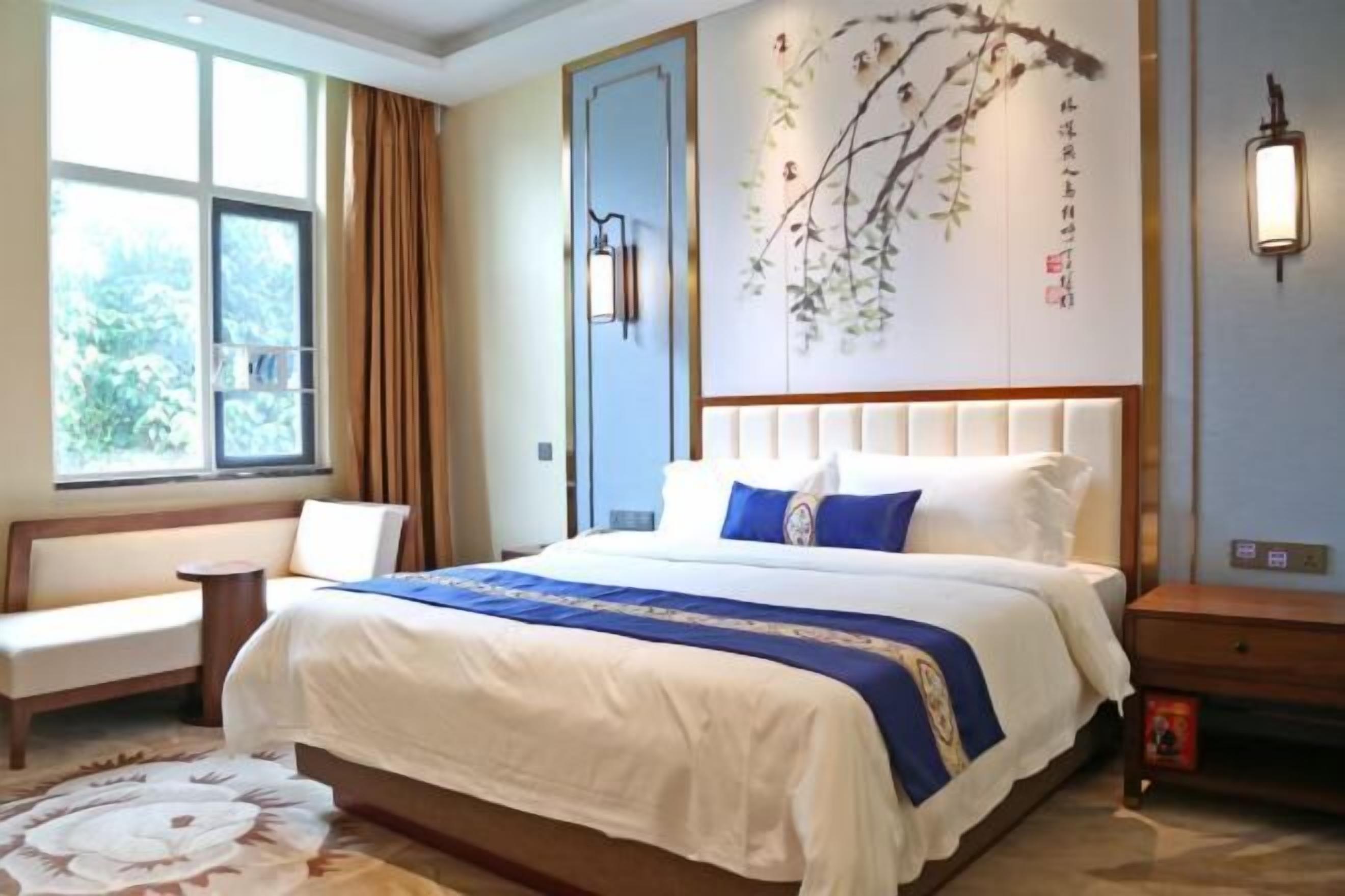 Minibar, in-room safe, desk, iron/ironing board