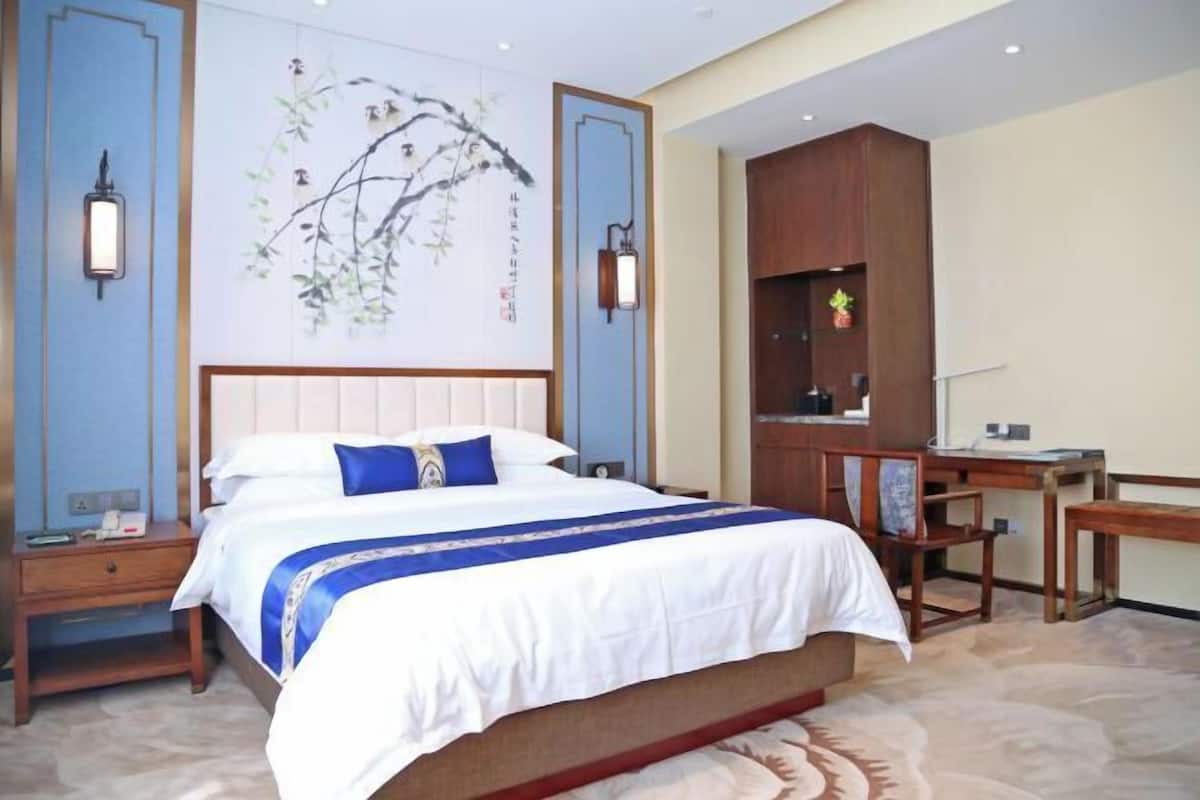 Minibar, odada kasa, masa, ütü/ütü masası