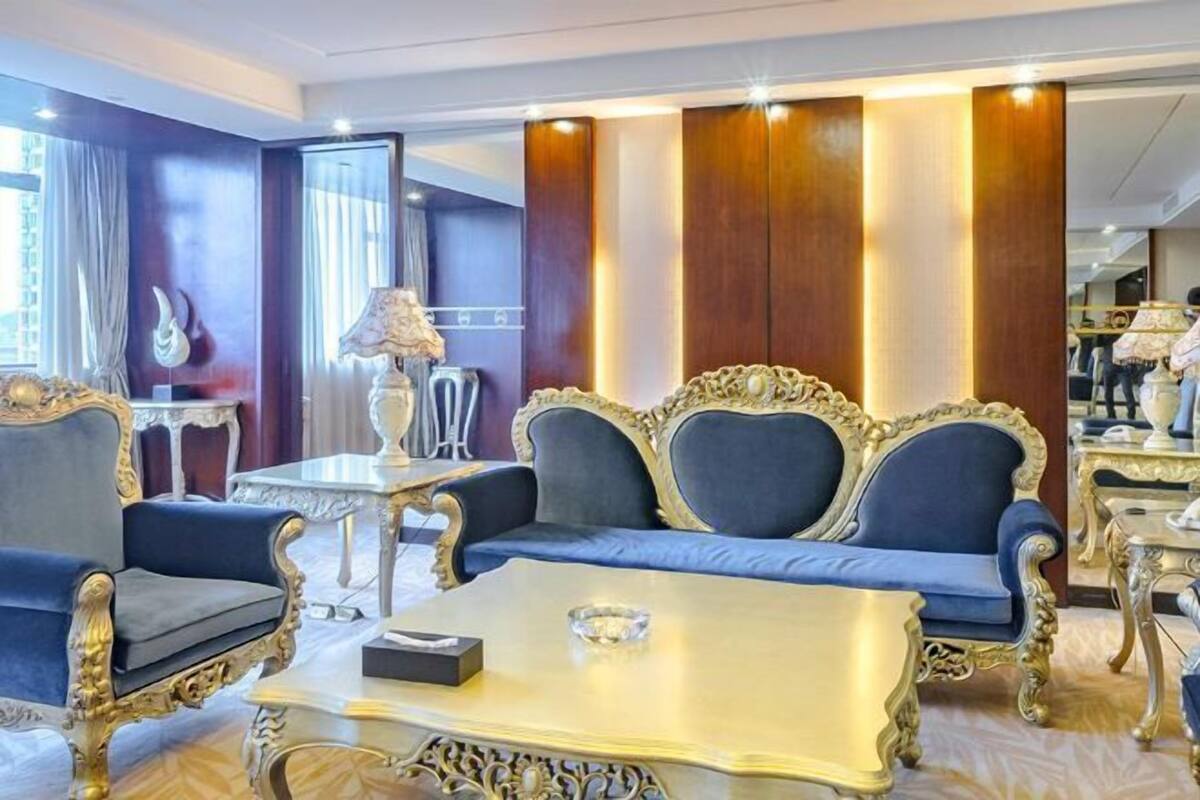 Minibar, in-room safe, desk, iron/ironing board