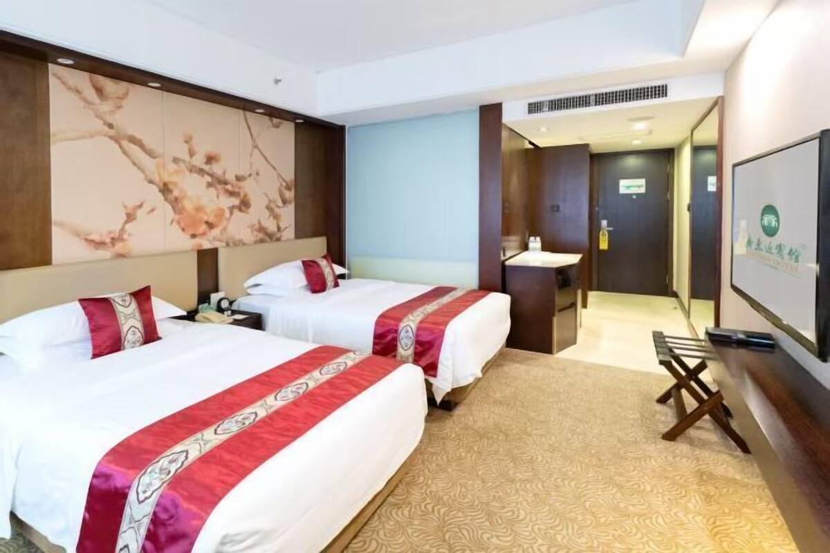 Minibar, in-room safe, desk, iron/ironing board