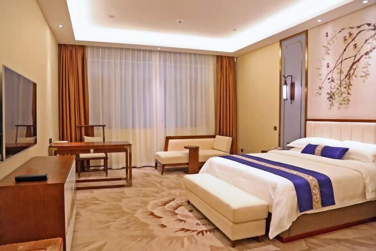 Bar mini, peti besi dalam bilik, meja, seterika/papan seterika