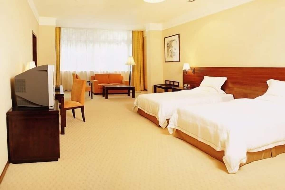Executive Twin Room | Minibar, in-room safe, desk, iron/ironing board