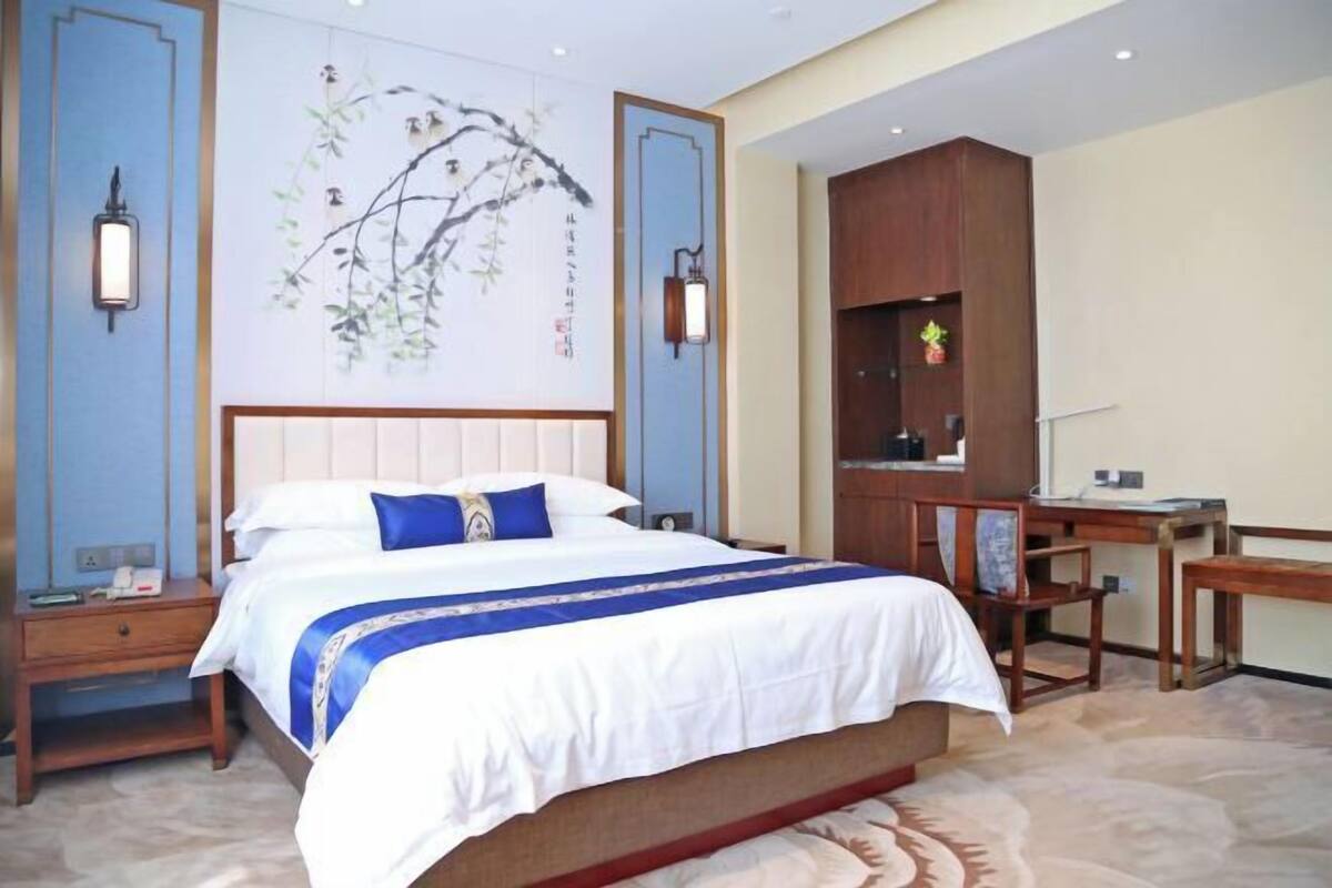 Minibar, in-room safe, desk, iron/ironing board