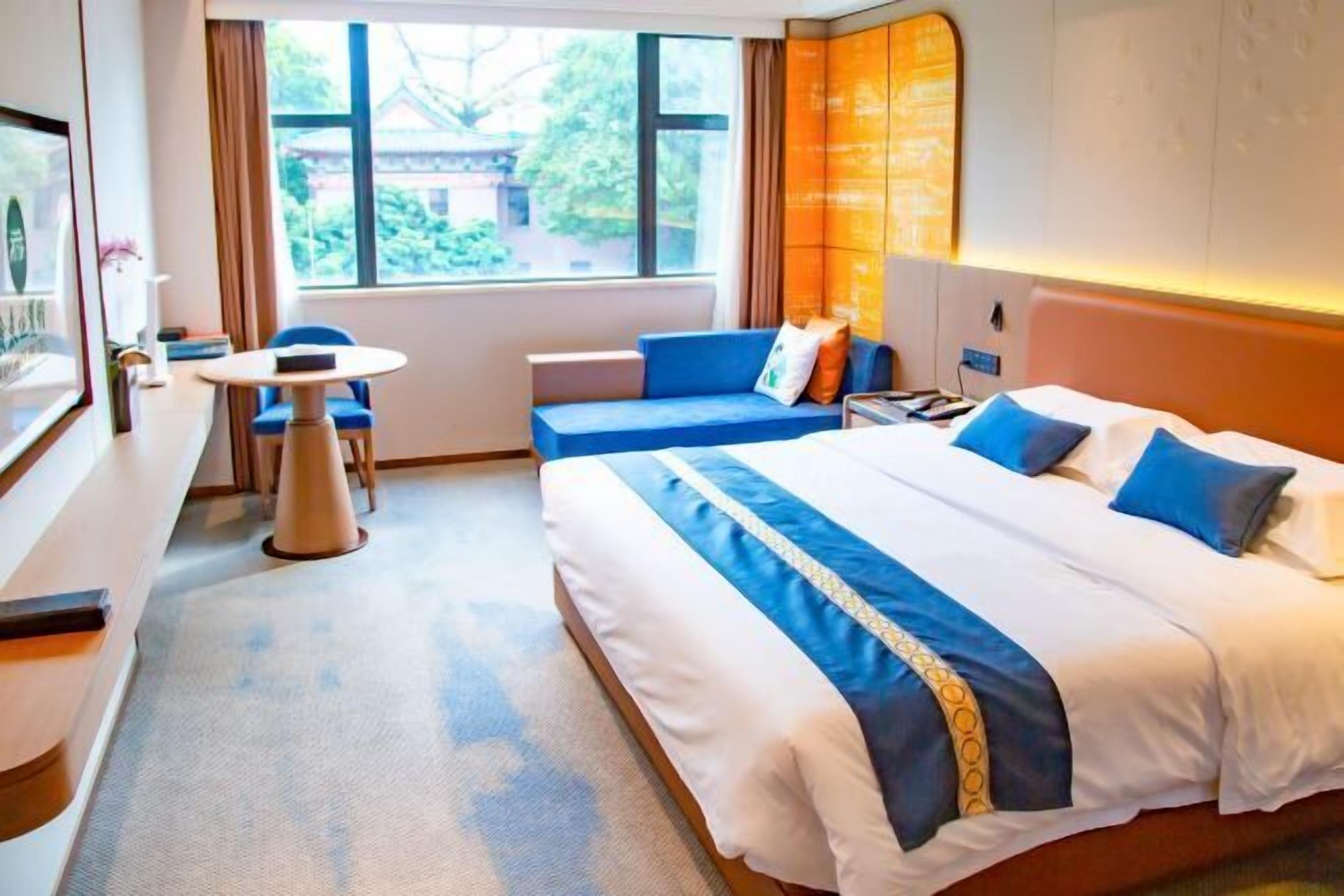 Minibar, in-room safe, desk, iron/ironing board