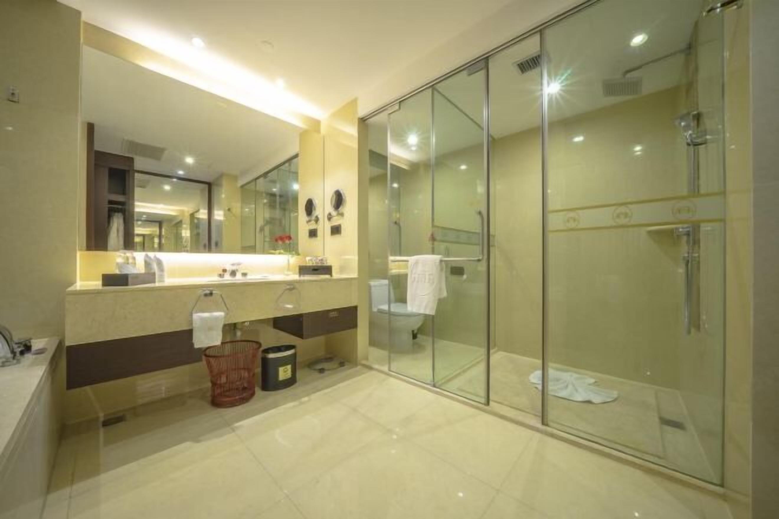 Minibar, safe på rommet, skrivebord og strykejern/-brett