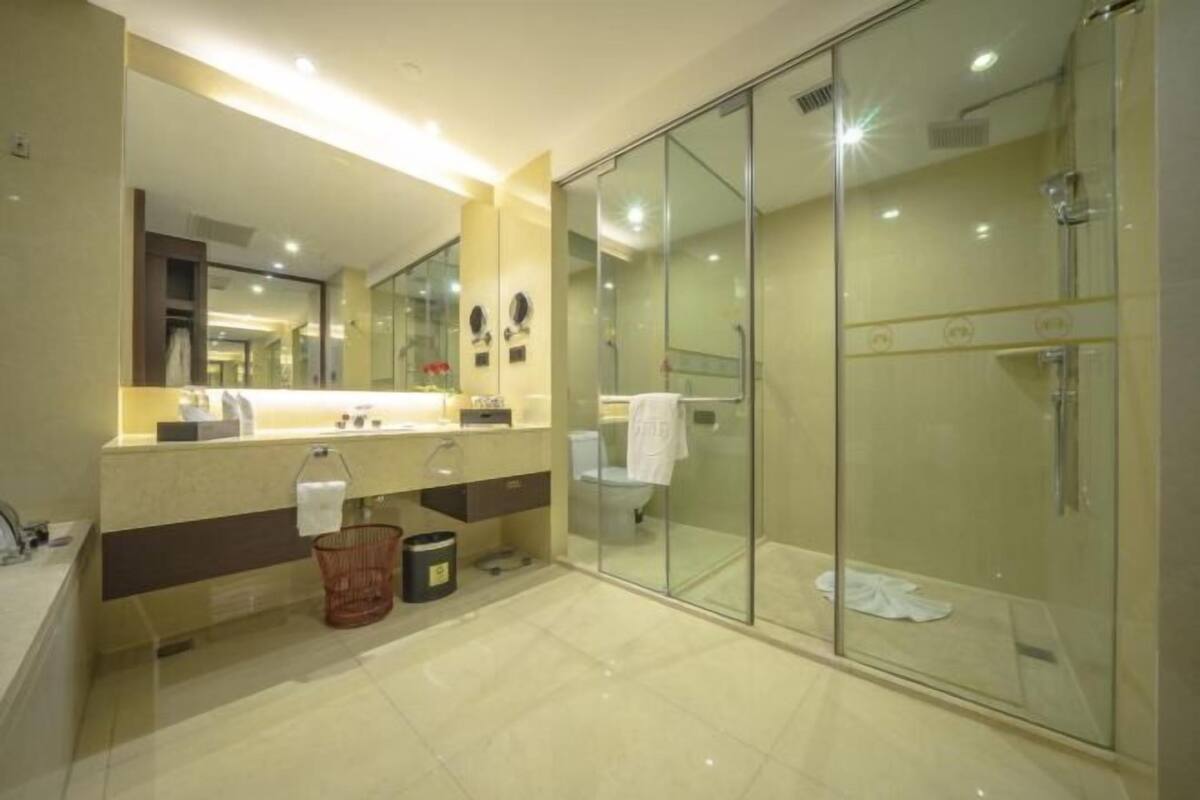 Minibar, värdeförvaringsskåp på rummet och skrivbord