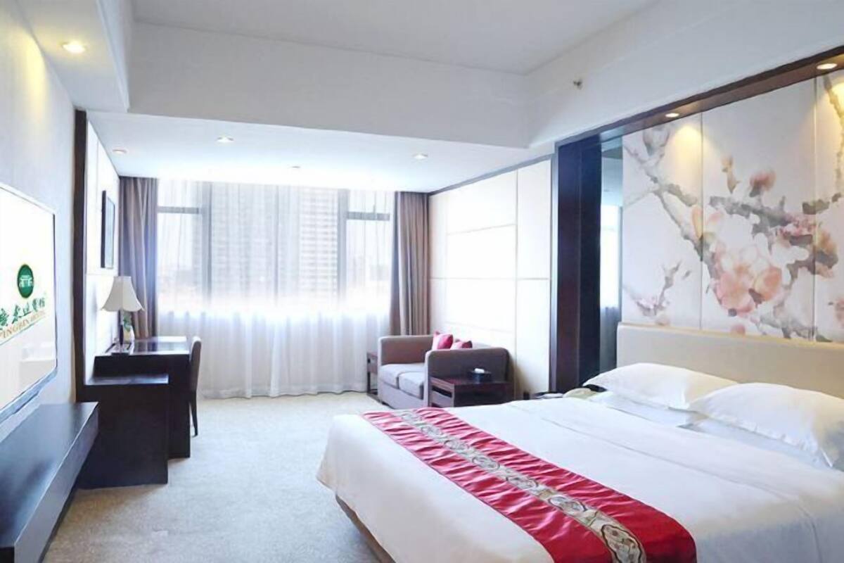 Minibar, in-room safe, desk, iron/ironing board