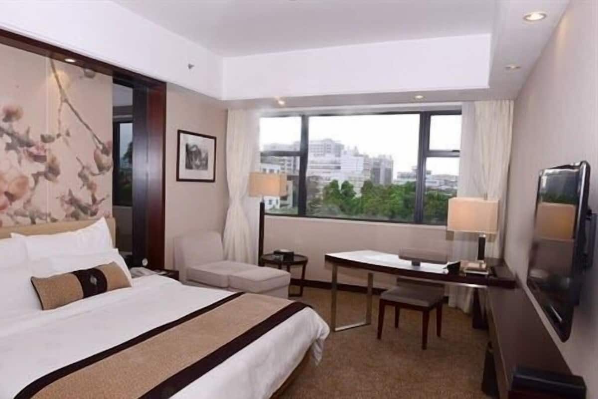 Minibar, in-room safe, desk, iron/ironing board