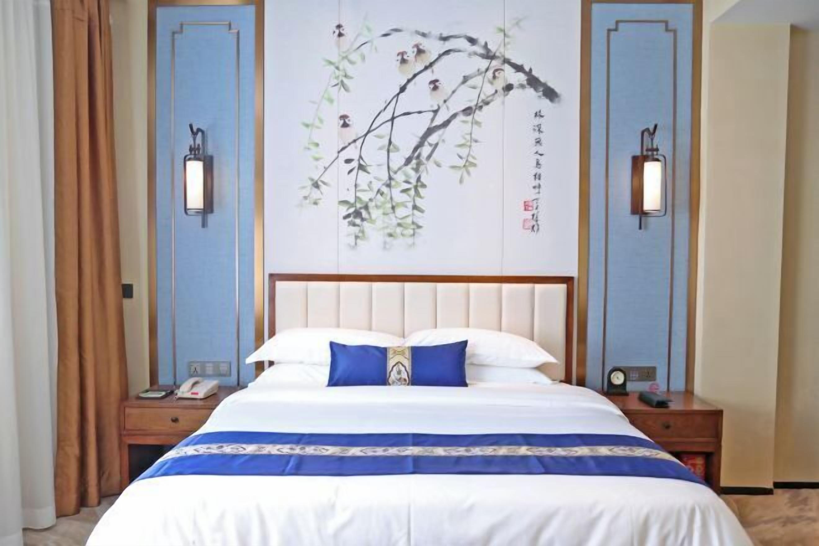 Minibar, caja fuerte, escritorio y tabla de planchar con plancha