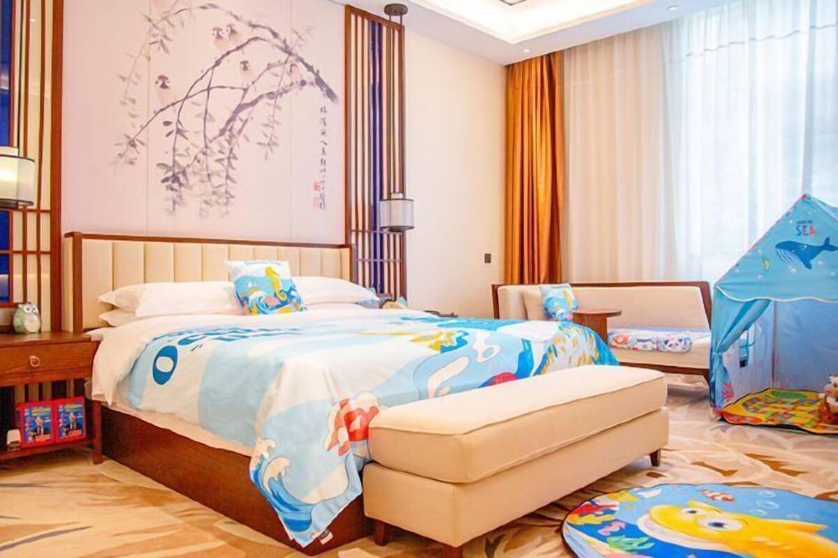 Minibar, in-room safe, desk, iron/ironing board