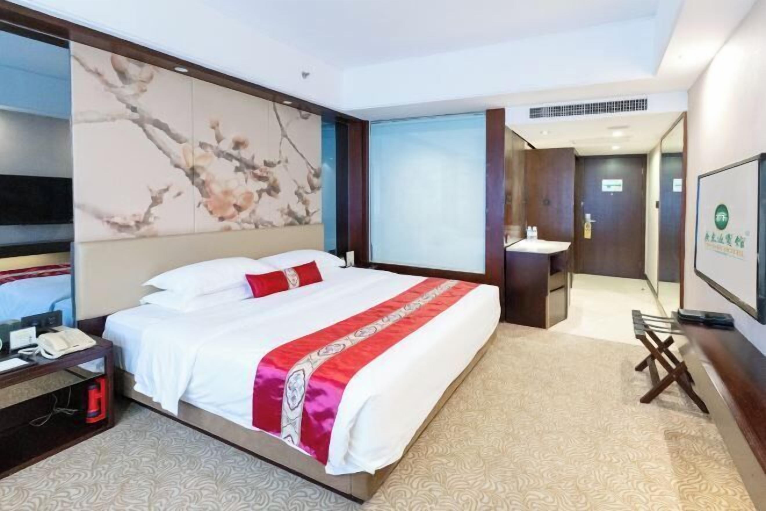 Minibar, in-room safe, desk, iron/ironing board