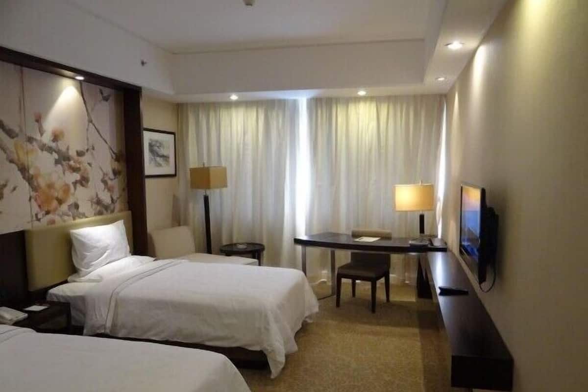 Minibar, in-room safe, desk, iron/ironing board