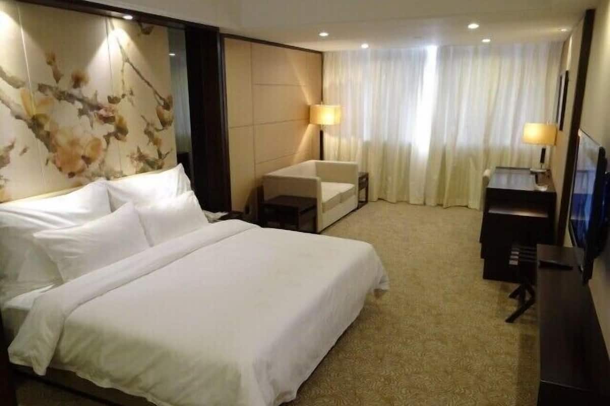 Minibar, in-room safe, desk, iron/ironing board