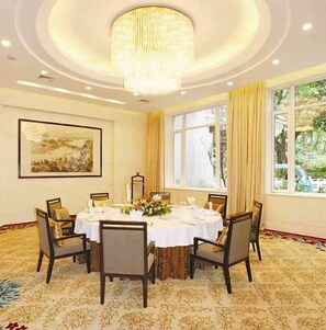 3 restaurants, breakfast, lunch, dinner served; Chinese cuisine - Yingbin Hotel (Guangzhou)
