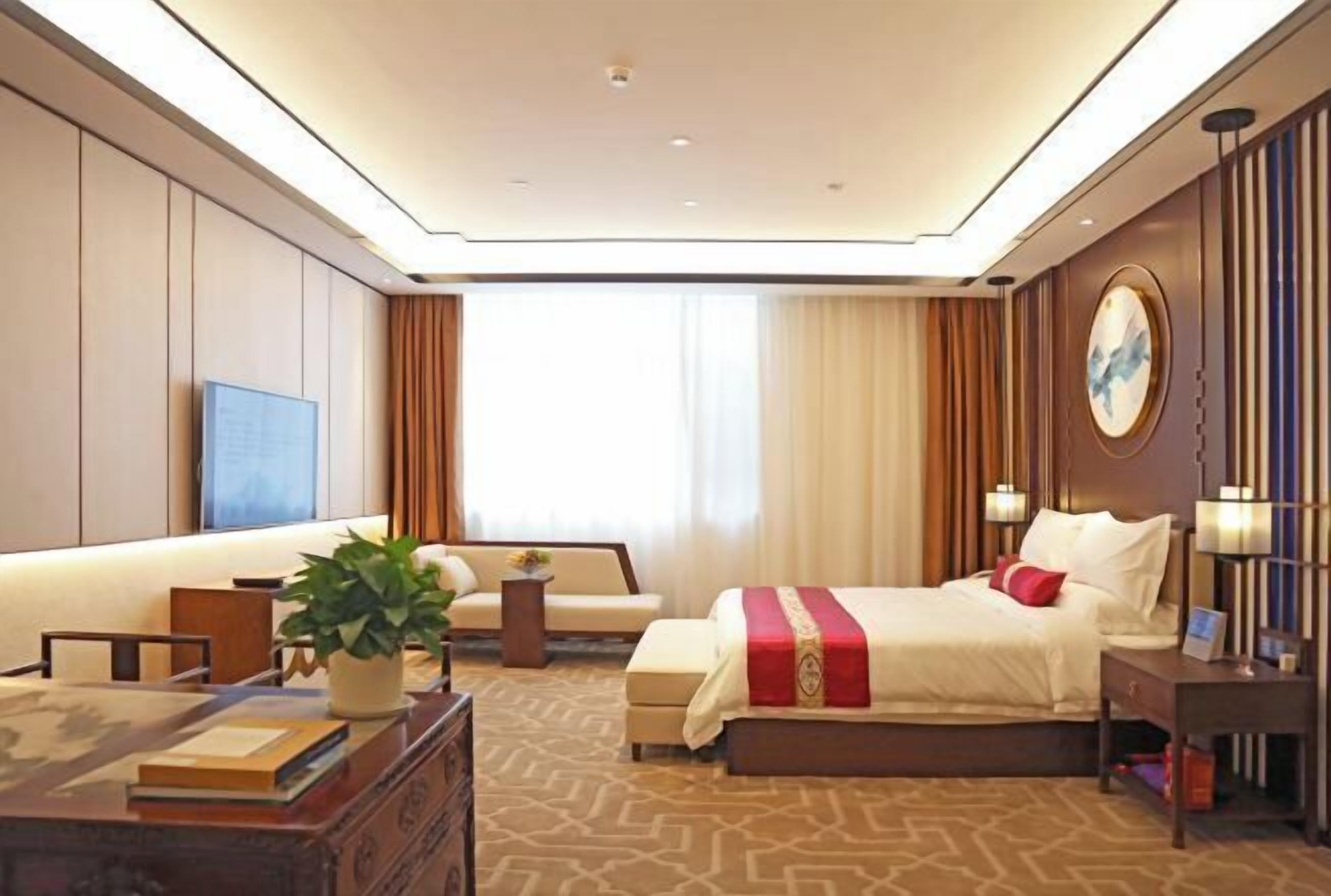 Minibar, in-room safe, desk, iron/ironing board