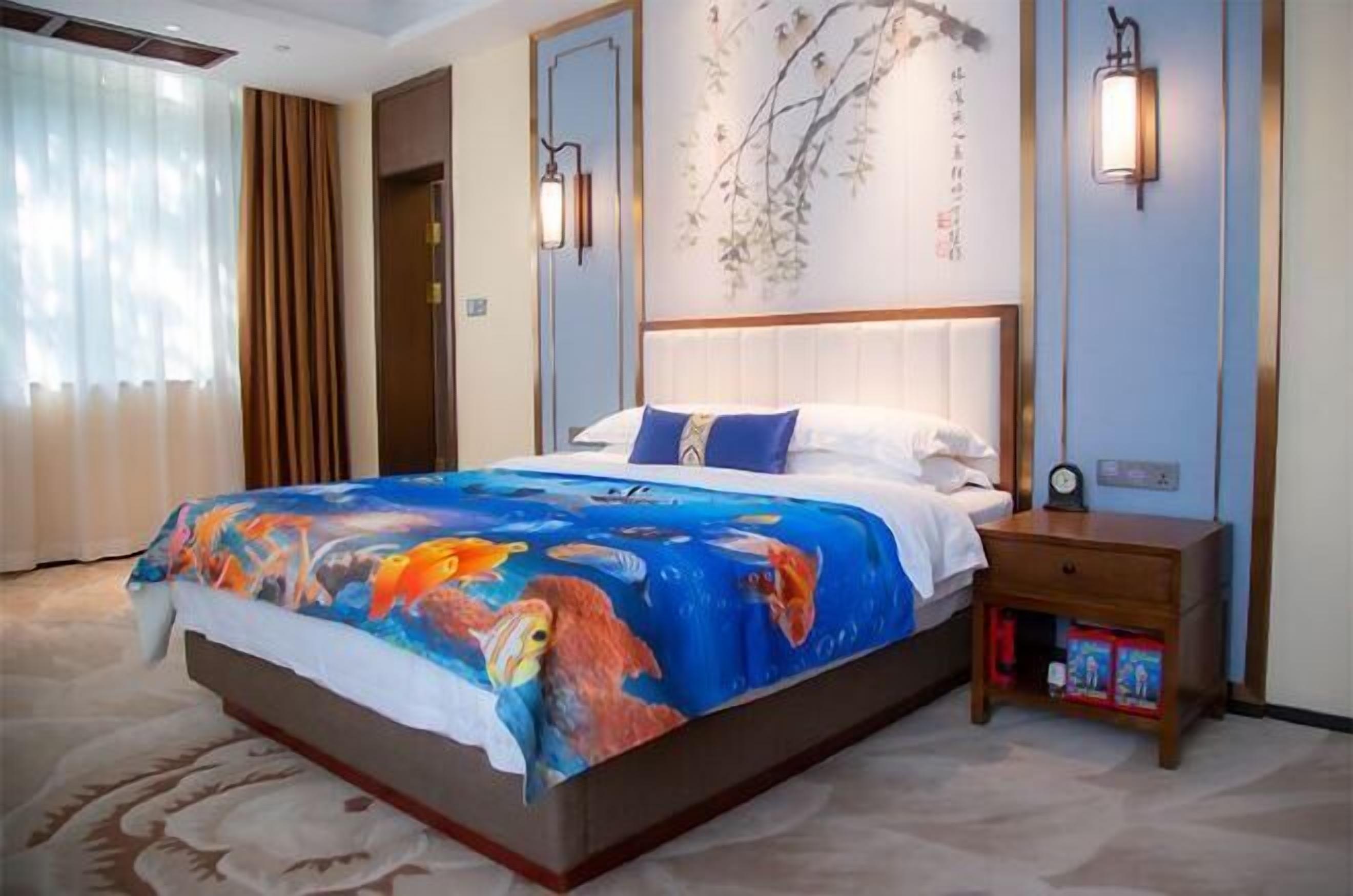 Minibar, in-room safe, desk, iron/ironing board