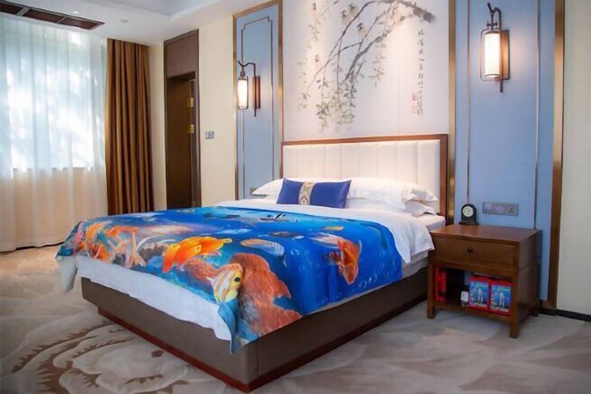 Minibar, in-room safe, desk, iron/ironing board