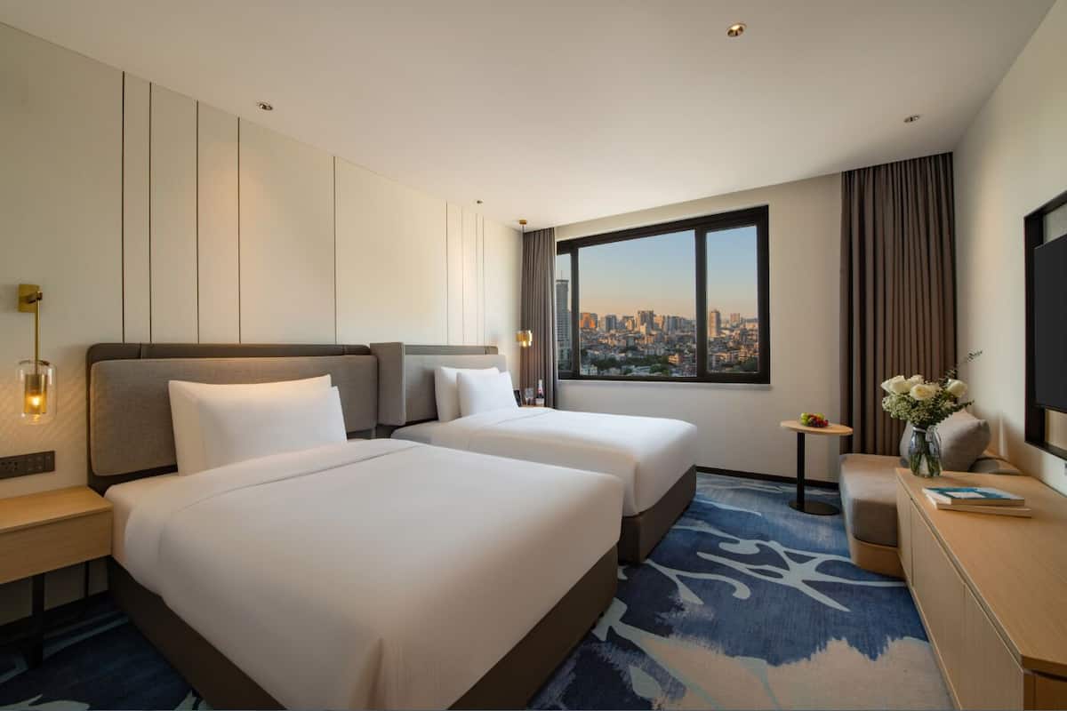 Habitación Business | Ropa de cama de alta calidad, edredones de plumas, minibar y caja fuerte
