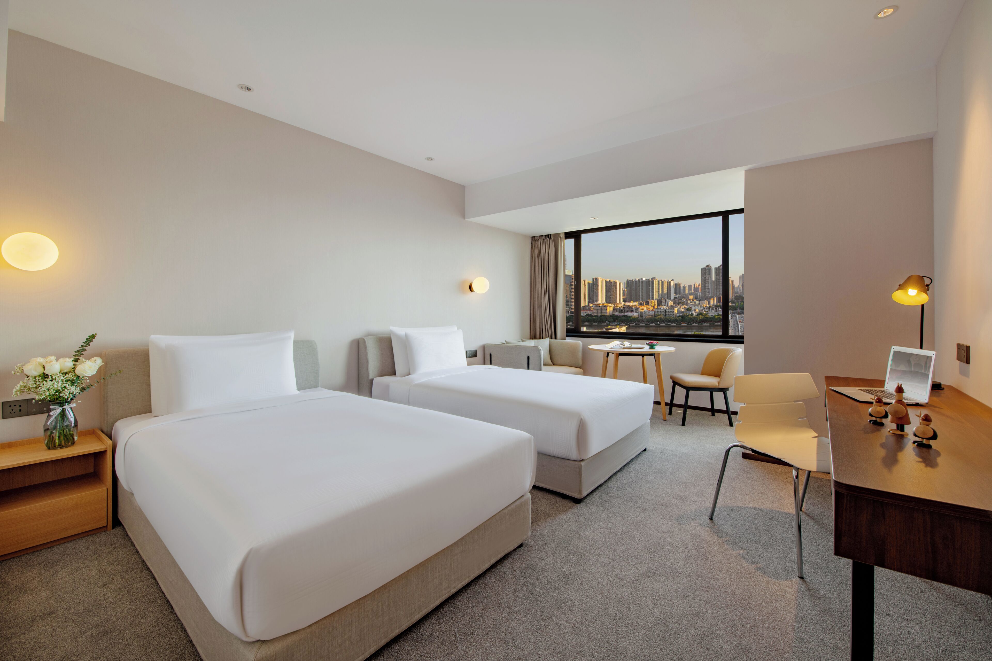 Ropa de cama de alta calidad, cubrecamas y minibar 