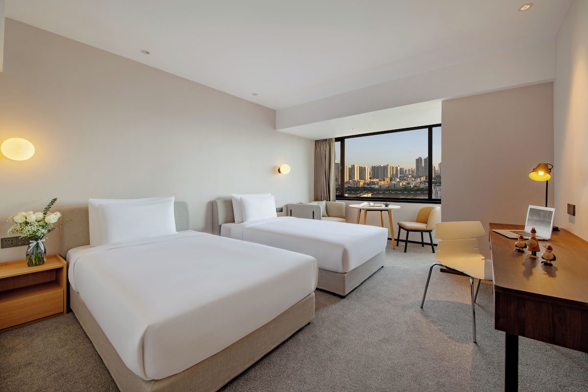 Ropa de cama de alta calidad, cubrecamas y minibar