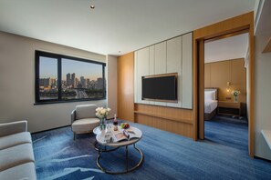 Ylelliset vuodevaatteet, untuvapeitot, minibaari, tallelokero huoneessa