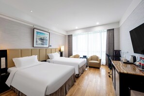 Habitación Business con 2 camas individuales | Ropa de cama de alta calidad, minibar, caja fuerte y escritorio