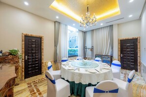 2 restaurants, breakfast served - AC Embassy Hotel (Beijing)