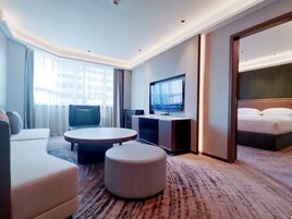 Guest Suite | Minibar, in-room safe, iron/ironing board, free WiFi