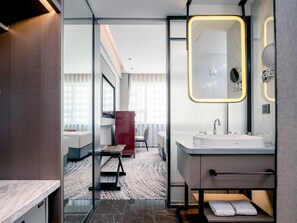 Quarto duplo superior, 2 camas de solteiro | Frigobar, cofres nos quartos, ferros/tábuas de passar roupa