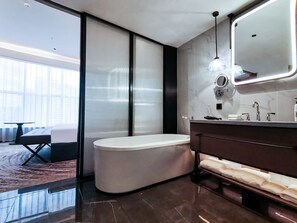 Executive Suite | Bathroom | Shower, rainfall showerhead, eco-friendly toiletries, hair dryer