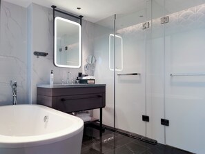 Guest Suite | Bathroom | Shower, rainfall showerhead, eco-friendly toiletries, hair dryer - Shenzhen Shanghai Hotel  (Shenzhen)