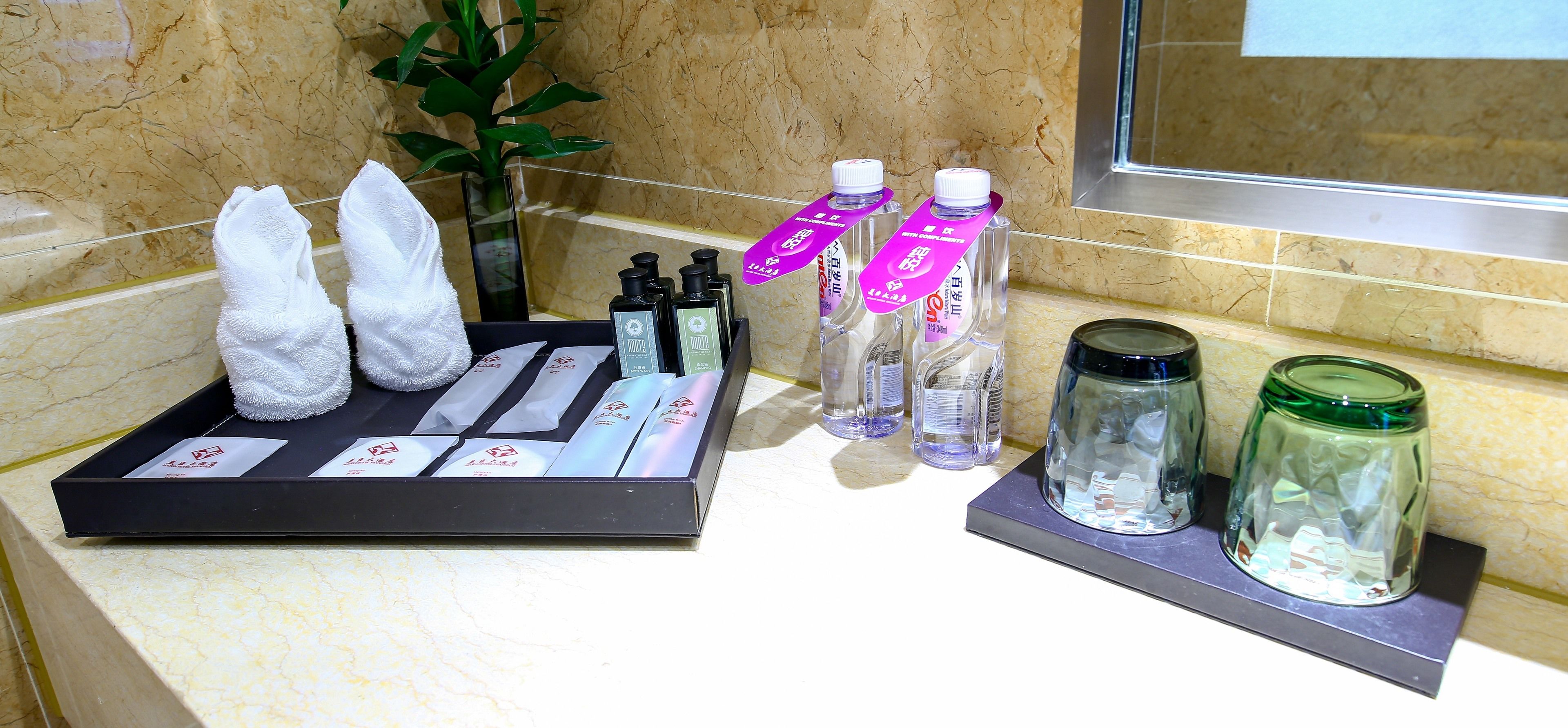 combined shower/bathtub, hydromassage showerhead, free toiletries