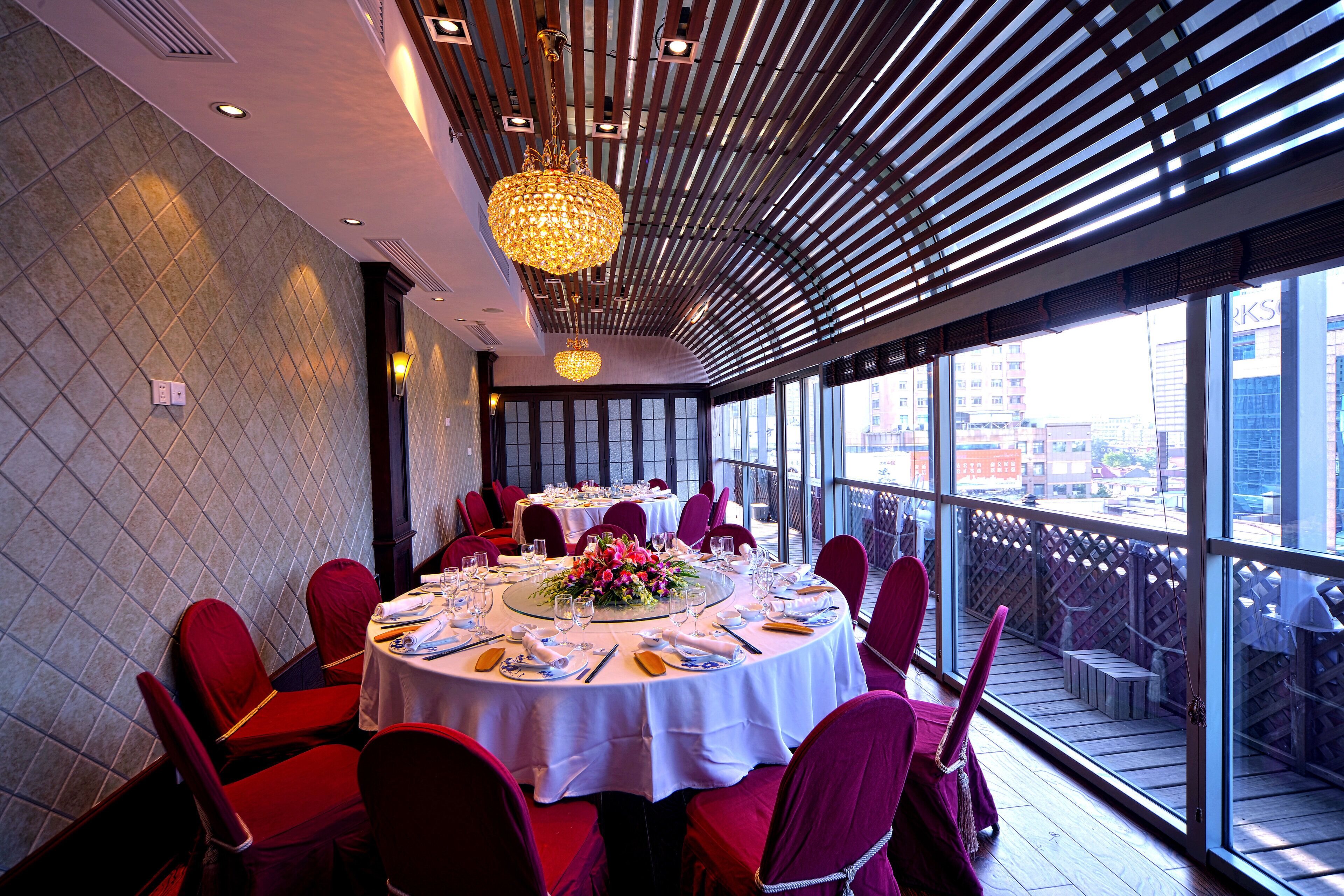 4 restaurants, breakfast served