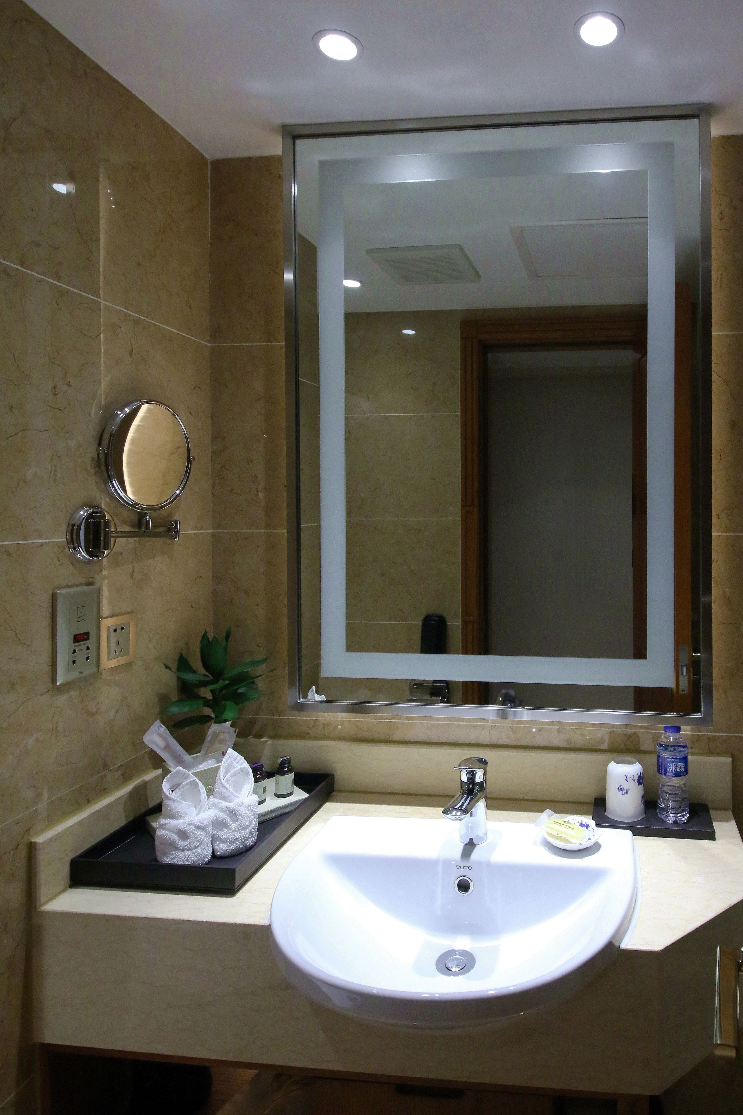 single room | bathroom | combined shower/bathtub, hydromassage showerhead, free toiletries