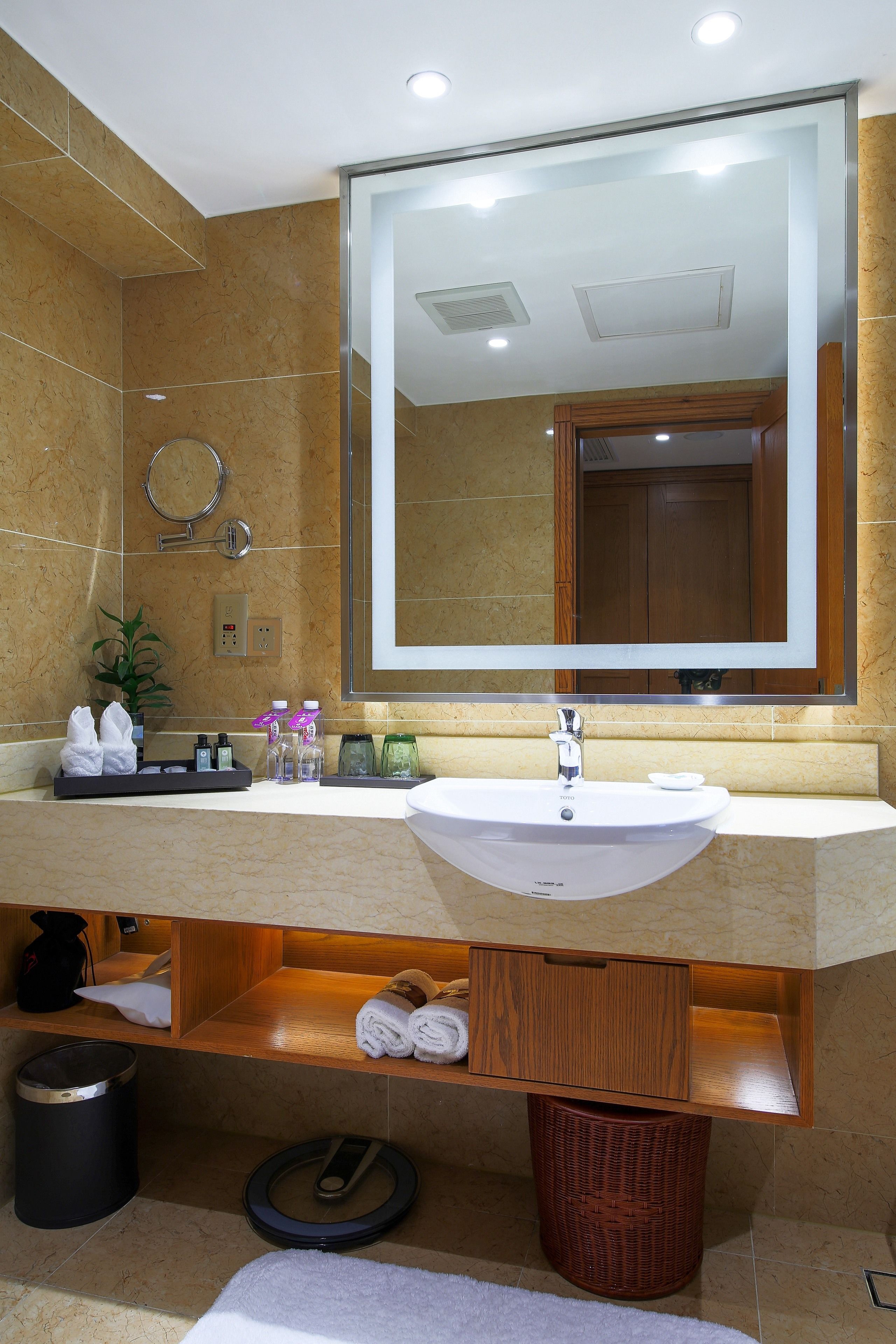 combined shower/bathtub, hydromassage showerhead, free toiletries