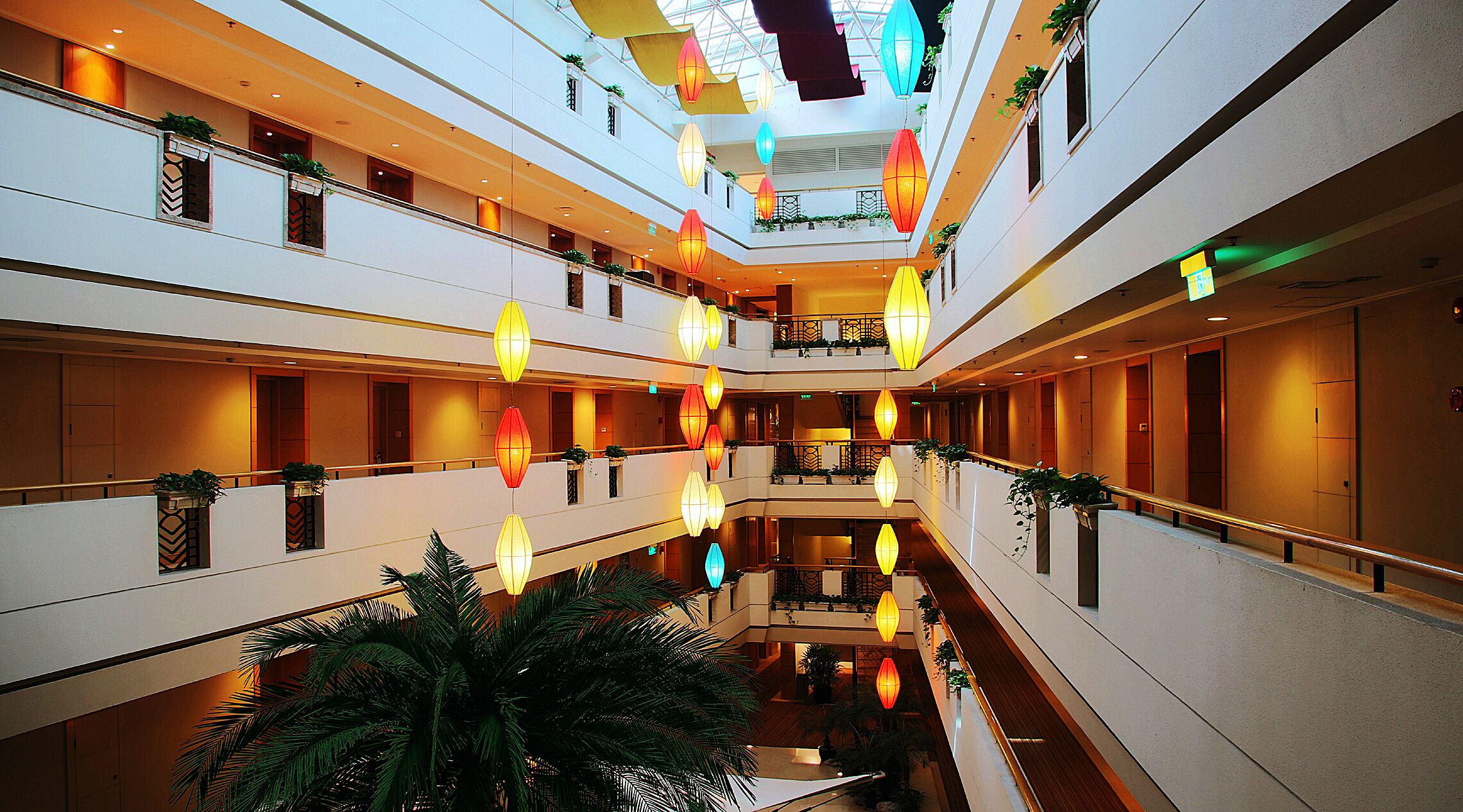 combined shower/bathtub, hydromassage showerhead, free toiletries