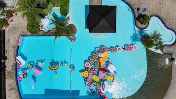 Piscine extérieure, parasols de plage, chaises longues