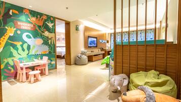 Family Suite | 1 bilik tidur, peti besi dalam bilik, langsir/tirai gelap terus