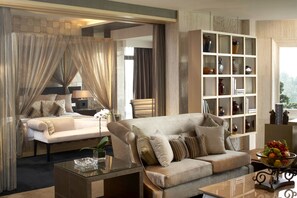 Caja de seguridad en la habitación y cortinas blackout