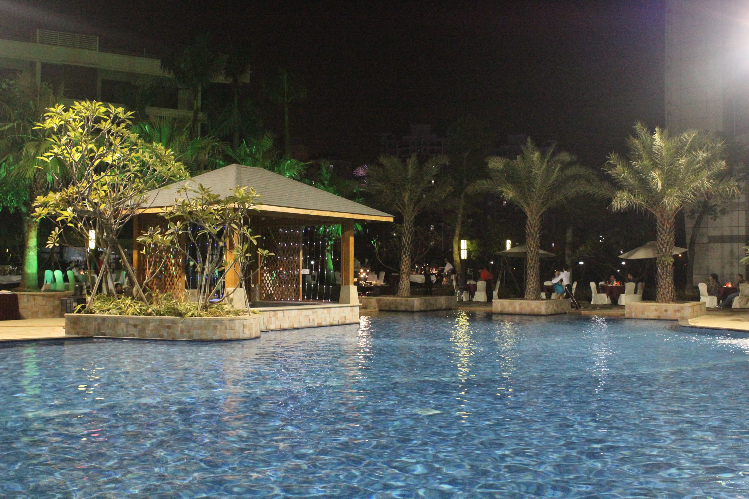 outdoor pool, open 10:00 am to 7:00 pm, pool umbrellas, pool loungers