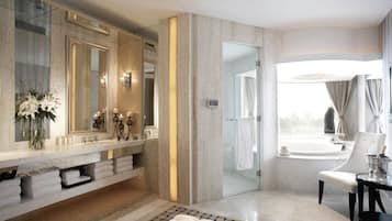 Suite presidencial | Baño | Tina y regadera independientes y regadera tipo lluvia