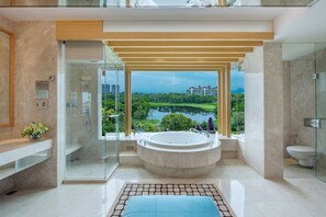 Premier suite | Badkamer | Een aparte badkuip en douche, een regendouche, een haardroger, badjassen