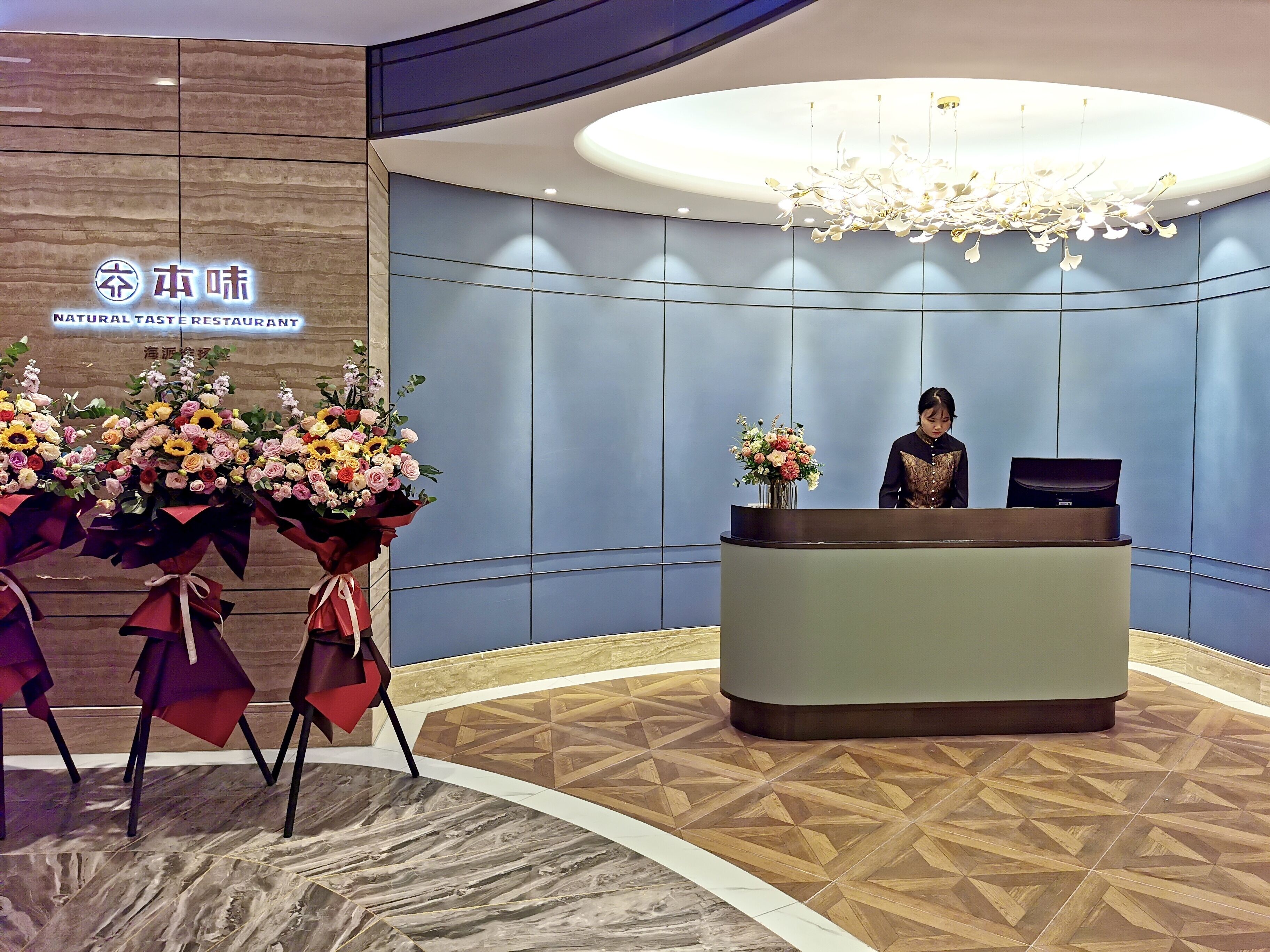 4 restaurants, breakfast, lunch, dinner served; modern european cuisine