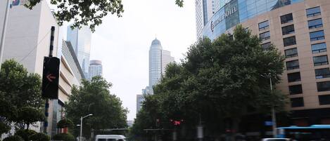 Una calle de la ciudad con un hotel llamado "CIRCA HOTEL" al fondo.