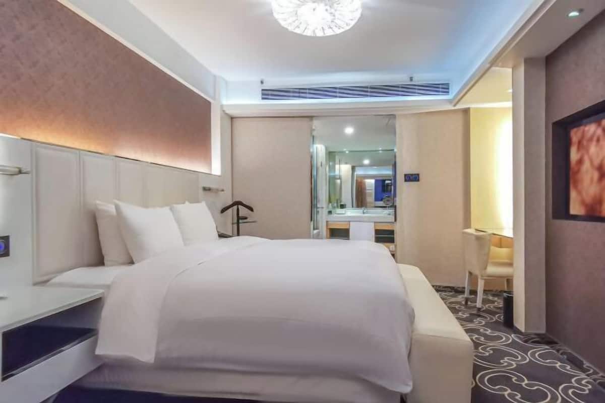 Luxe beddengoed, pillowtop-bedden, een minibar, een kluis op de kamer