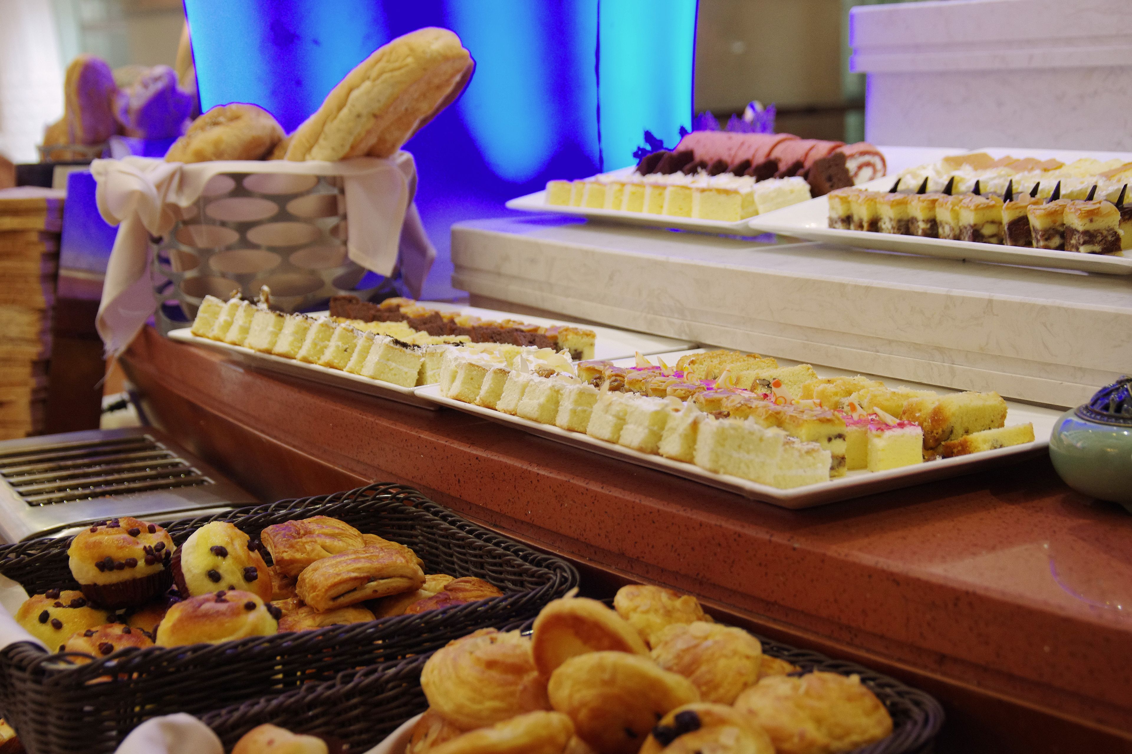 Un buffet proposant une variété de pâtisseries et de desserts.