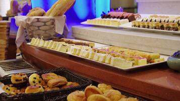 Un buffet proposant une variété de pâtisseries et de desserts.